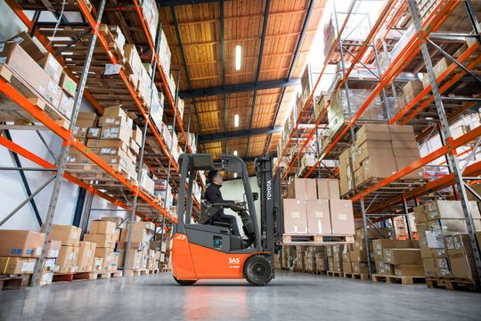 Das ist der neue Elektro-Gegengewichtsstapler Traigo24 von Toyota Material Handling. Er laviert auf drei Rädern auf kleinstem Raum und ist der kompakteste seiner Art, wie der Hersteller betont. Dennoch müsse man auf Komfort und Sicherheit in keiner Hinsicht verzichten. Das ist der neue Elektro-Gegengewichtsstapler Traigo24 von Toyota Material Handling. Er laviert auf drei Rädern auf kleinstem Raum und ist der kompakteste seiner Art, wie der Hersteller betont. Dennoch müsse man auf Komfort und Sicherheit in keiner Hinsicht verzichten.