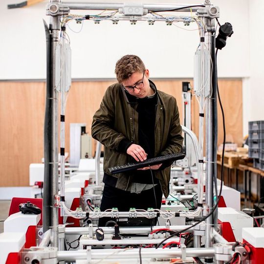 Viele Betriebe kommen beim Aufbau von Kompetenzen in Software, Robotik, künstliche Intelligenz oder dem Internet der Dinge nicht schnell genug voran. Viele Betriebe kommen beim Aufbau von Kompetenzen in Software, Robotik, künstliche Intelligenz oder dem Internet der Dinge nicht schnell genug voran.