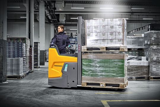 Der Elektro-Hochhubwagen ERD 220i aus dem Hause Jungheinrich ist für den Award „International Intralogistics and Forklift Truck of the Year 2022“ nominiert. Der Elektro-Hochhubwagen ERD 220i aus dem Hause Jungheinrich ist für den Award „International Intralogistics and Forklift Truck of the Year 2022“ nominiert.