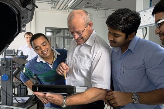 Im Studienschwerpunkt Servicetechnik und -prozesse an der Ostfalia spielt die Fahrzeugdiagnose eine wesentliche Rollle. Im Studienschwerpunkt Servicetechnik und -prozesse an der Ostfalia spielt die Fahrzeugdiagnose eine wesentliche Rollle.