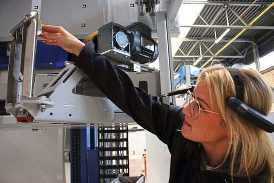 Über die Beumer Smart Glasses werden dem Servicepersonal alle wichtigen Informationen ins Livebild der Gerätekamera eingeblendet. Über die Beumer Smart Glasses werden dem Servicepersonal alle wichtigen Informationen ins Livebild der Gerätekamera eingeblendet.
