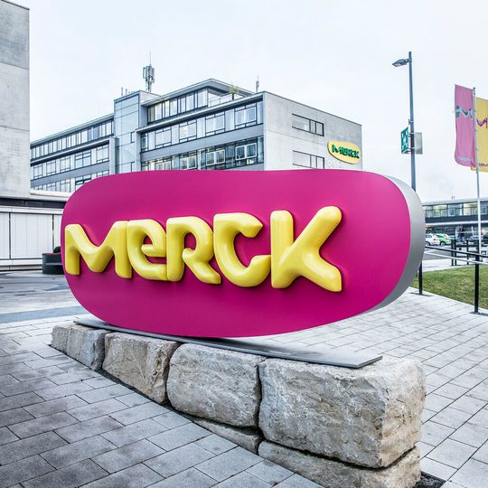 Der Umsatz von Merck stieg von Januar bis März gemessen am Vorjahreszeitraum um rund zwölf Prozent auf 5,2 Milliarden Euro. Der Umsatz von Merck stieg von Januar bis März gemessen am Vorjahreszeitraum um rund zwölf Prozent auf 5,2 Milliarden Euro.