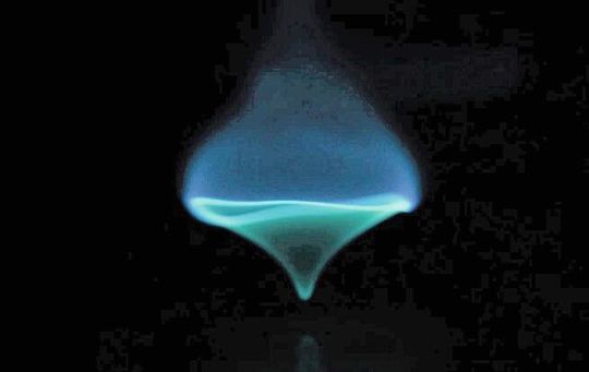 Wasserstoff ist für viele die Zukunft. Grün wird er genannt, obwohl er blau verbrennt, wenn er aus nachhaltigen Quellen stammt. Doch was viele nicht wissen: auch Methanol oder das Ammoniak können uns als grüne Alternativen zu fossilen Energieträgern nützen. Hier kommt nun ein Experte zu Wort... Wasserstoff ist für viele die Zukunft. Grün wird er genannt, obwohl er blau verbrennt, wenn er aus nachhaltigen Quellen stammt. Doch was viele nicht wissen: auch Methanol oder das Ammoniak können uns als grüne Alternativen zu fossilen Energieträgern nützen. Hier kommt nun ein Experte zu Wort...