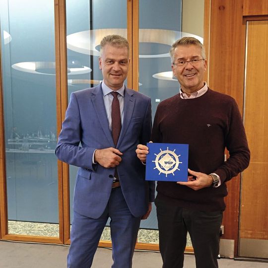 Übergabe des Steuerrads an den neuen Präsidenten im Rahmen der WGP-Herbsttagung in Berlin (v.l.n.r. Prof. Christian Brecher, Prof. Jens P. Wulfsberg). Übergabe des Steuerrads an den neuen Präsidenten im Rahmen der WGP-Herbsttagung in Berlin (v.l.n.r. Prof. Christian Brecher, Prof. Jens P. Wulfsberg).