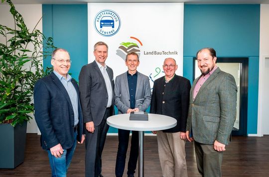 Die Preisträger von links: Klemens Hellenbrand (Geschäftsführer Kfz-Gewerbe NRW), René Gravendyk (Vorsitzender Berufsbildungsausschuss Kfz-NRW), Frank Mund (Präsident Kfz-NRW), Georg Kersten (Vizepräsident Fachverband Land- und Baumaschinentechnik NRW), Marcus Büttner (Hauptgeschäftsführer Kfz-NRW). Die Preisträger von links: Klemens Hellenbrand (Geschäftsführer Kfz-Gewerbe NRW), René Gravendyk (Vorsitzender Berufsbildungsausschuss Kfz-NRW), Frank Mund (Präsident Kfz-NRW), Georg Kersten (Vizepräsident Fachverband Land- und Baumaschinentechnik NRW), Marcus Büttner (Hauptgeschäftsführer Kfz-NRW).
