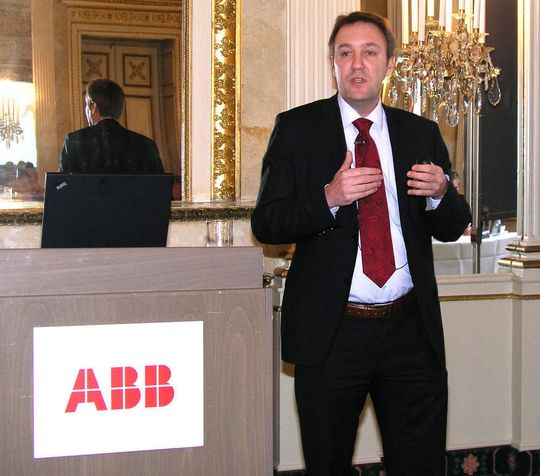Dr. Jörg Niemann erläutert in seinem Vortrag, wie sich die Produktivität von Prozessleitsystemen objektiv bewerten lässt. Dr. Jörg Niemann erläutert in seinem Vortrag, wie sich die Produktivität von Prozessleitsystemen objektiv bewerten lässt.