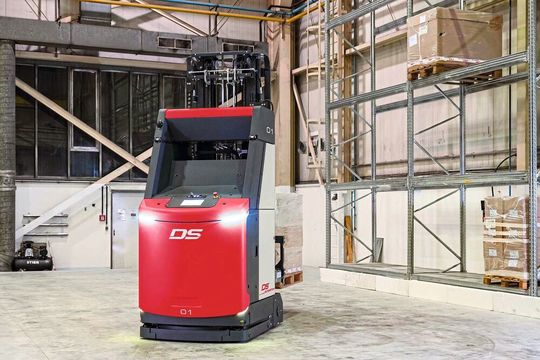 „ARNY“ aus dem Haus DS Automotion ist ein wendiger, fahrerlos operierender Gegengewichtsstapler für bis zu 2,5 Tonnen. „ARNY“ aus dem Haus DS Automotion ist ein wendiger, fahrerlos operierender Gegengewichtsstapler für bis zu 2,5 Tonnen.