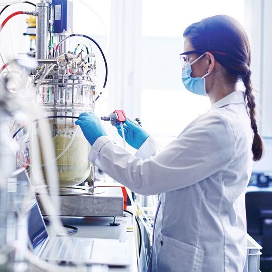 Sonotec-Mitarbeiterin bei Messungen mit einem der neuen Durchflusssensoren an einem Bioreaktor. Sonotec-Mitarbeiterin bei Messungen mit einem der neuen Durchflusssensoren an einem Bioreaktor.