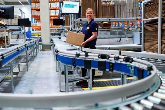 Seit rund eineinhalb Monaten ist das zweite Logistik- und Technikzentrum der Geis-Gruppe in Gochsheim bei Schweinfurt in Betrieb. Hier ein Blick in den Kommissionierbahnhof. Vor allem die Kneipp-Gruppe aus Würzburg profitiert von den automatisierten Abläufen, heißt es. Seit rund eineinhalb Monaten ist das zweite Logistik- und Technikzentrum der Geis-Gruppe in Gochsheim bei Schweinfurt in Betrieb. Hier ein Blick in den Kommissionierbahnhof. Vor allem die Kneipp-Gruppe aus Würzburg profitiert von den automatisierten Abläufen, heißt es.