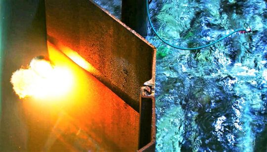 Ziel des neuen lasergestützten Fülldrahtschweißverfahrens, das vom LZH mit Partnern entwickelt wird, ist, das Schweißen unter Wasser nicht nur produktiver zu machen sondern auch für bessere Schweißnähte zu sorgen. Ziel des neuen lasergestützten Fülldrahtschweißverfahrens, das vom LZH mit Partnern entwickelt wird, ist, das Schweißen unter Wasser nicht nur produktiver zu machen sondern auch für bessere Schweißnähte zu sorgen.