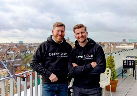 Ulrich Schmidt (l.) und Lasse Diener, die beiden Gründer von NX Technologies, erweitern ihre Plattform Bezahl.de auch bald um die Option Ratenkauf. Ulrich Schmidt (l.) und Lasse Diener, die beiden Gründer von NX Technologies, erweitern ihre Plattform Bezahl.de auch bald um die Option Ratenkauf.