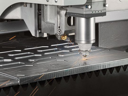 Eine Laserschneidemaschine von BLM im Einsatz. Eine Laserschneidemaschine von BLM im Einsatz.