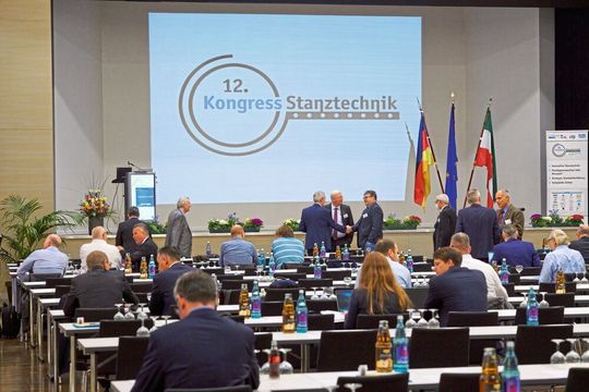 Nach zwei Jahren pandemiebedingter Unterbrechung fand der 12. Kongress Stanztechnik am 25. und 26. April 2022 im Kongresszentrum Westfalenhallen Dortmund statt. Nach zwei Jahren pandemiebedingter Unterbrechung fand der 12. Kongress Stanztechnik am 25. und 26. April 2022 im Kongresszentrum Westfalenhallen Dortmund statt.