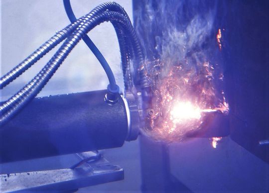 Die Elektrode hat ausgedient! Denn bald kommt das lasergestützte Metall-Fülldrahtschweißen, informiert das LZH. Damit kann das Schweißen von technischen Konstruktionen unter Wasser optimiert werden. Lesen Sie hier, warum... Die Elektrode hat ausgedient! Denn bald kommt das lasergestützte Metall-Fülldrahtschweißen, informiert das LZH. Damit kann das Schweißen von technischen Konstruktionen unter Wasser optimiert werden. Lesen Sie hier, warum...