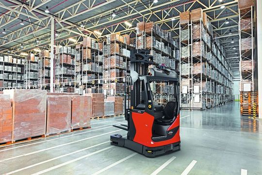Die automatisierten R-Matic-Schubmaster von Linde-MH setzen neue Benchmarks bei Arbeitsgangbreite und Lasterkennung. Die automatisierten R-Matic-Schubmaster von Linde-MH setzen neue Benchmarks bei Arbeitsgangbreite und Lasterkennung.
