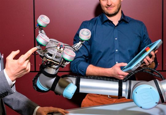 Der Robotersauggreifer eines Forschungsteams von der Universität des Saarlandes kann blitzschnell kompliziert geformte Werkstücke greifen und sich wechselnden Formen flott anpassen. Möglich machen das künstliche Muskeln aus Drahtbündeln. Hier mehr dazu... Der Robotersauggreifer eines Forschungsteams von der Universität des Saarlandes kann blitzschnell kompliziert geformte Werkstücke greifen und sich wechselnden Formen flott anpassen. Möglich machen das künstliche Muskeln aus Drahtbündeln. Hier mehr dazu...