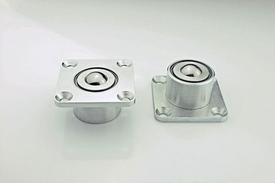 Schwerlast-Kugelrollen in Kompaktbauweise eignen sich für hohe Stoßbelastungen und Tragzahlen. Schwerlast-Kugelrollen in Kompaktbauweise eignen sich für hohe Stoßbelastungen und Tragzahlen.