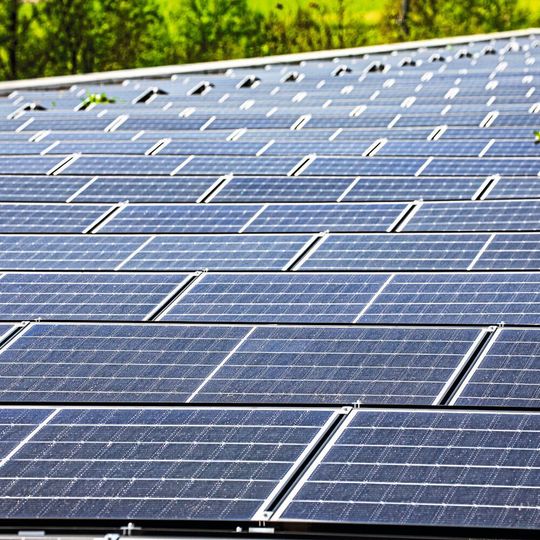 Die neue Photovoltaik-Anlage ist auf der Produktionshalle 1 von Bystranic installiert und liefert nicht nur Energie für die Produktion von Lasermaschinen sondern auch für E-Mobility.