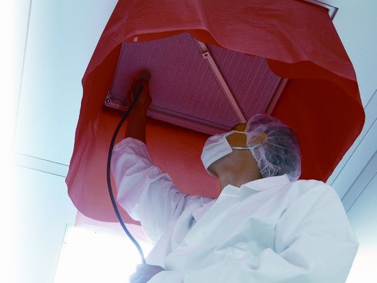 Mitarbeiter im Reinraum beim Filterlecktest Mitarbeiter im Reinraum beim Filterlecktest