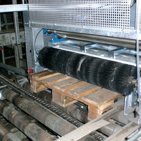 Am Anfang der Palettenprüfung wird diese gesäubert, Fremdstoffe wie Glasscherben oder grober Schmutz werden abgebürstet. Danach drückt die Nagelwalze hervorstehende Nägel in die Bretter zurück.Bild: AMI Am Anfang der Palettenprüfung wird diese gesäubert, Fremdstoffe wie Glasscherben oder grober Schmutz werden abgebürstet. Danach drückt die Nagelwalze hervorstehende Nägel in die Bretter zurück.Bild: AMI