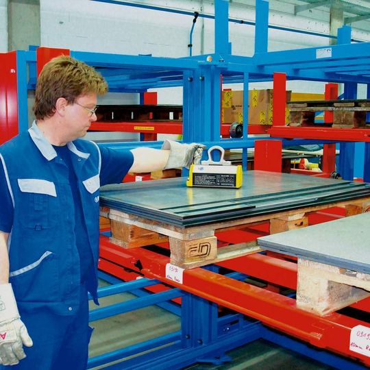 Im geöffneten, in Überbreite gefertigten Schubfach liegen die Bleche für die unterschiedlichen Entnahmemöglichkeiten bereit: per Magnetheber, Kranen oder händisch. Im geöffneten, in Überbreite gefertigten Schubfach liegen die Bleche für die unterschiedlichen Entnahmemöglichkeiten bereit: per Magnetheber, Kranen oder händisch.