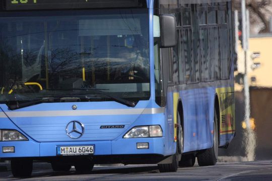 Erschütterungen ohne Ende. Der MVV zeichnet die Daten der CCTV-Überwachung in den Bussen auf 60 Gigabyte Disks von Seagate auf (Copyright Bernd Schöne). Erschütterungen ohne Ende. Der MVV zeichnet die Daten der CCTV-Überwachung in den Bussen auf 60 Gigabyte Disks von Seagate auf (Copyright Bernd Schöne).