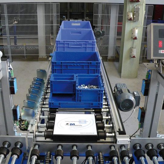 Bild 1: Das auf dem zur Verfügung stehenden Raum optimal in die Produktionshalle integrierte Kleinteilelager fasst zirka 3400 Lagerplätze für Tablare und Behälter. Bilder: AM-Automation Bild 1: Das auf dem zur Verfügung stehenden Raum optimal in die Produktionshalle integrierte Kleinteilelager fasst zirka 3400 Lagerplätze für Tablare und Behälter. Bilder: AM-Automation