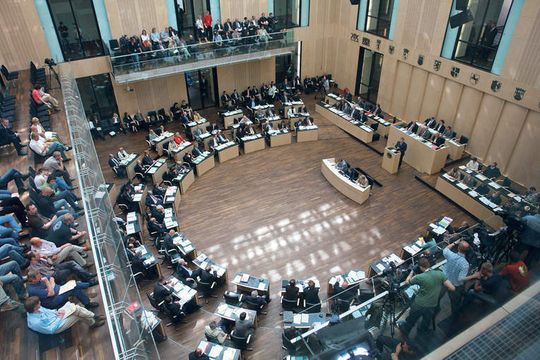 Die hessische Landesregierung wird bei dem Geschäftsprozess der Bundesratsarbeit durch ein DMS unterstützt Die hessische Landesregierung wird bei dem Geschäftsprozess der Bundesratsarbeit durch ein DMS unterstützt