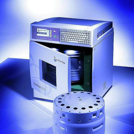 1 Das Mikrowellensynthese-System Synthos 3000 kann bei Bedingungen von 300 °C und 80 bar betrieben werden. Bilder: Anton Paar 1 Das Mikrowellensynthese-System Synthos 3000 kann bei Bedingungen von 300 °C und 80 bar betrieben werden. Bilder: Anton Paar