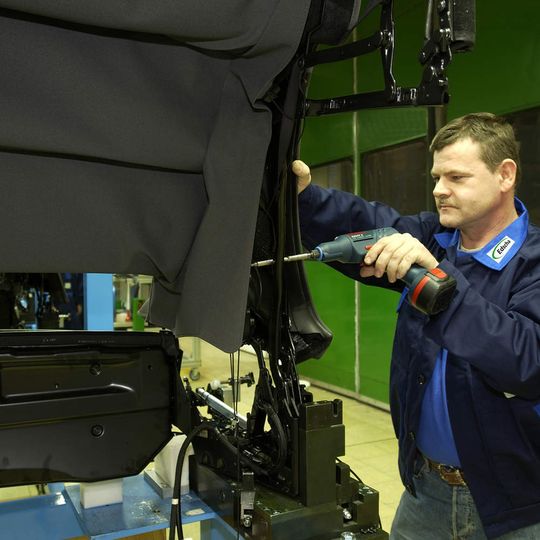 Cabrio-Fertigung bei Edscha in Hengersberg: Obwohl technologisch führend, musste das Zulieferunternehmen am 2. Februar 2009 beim Amtsgericht Wuppertal Insolvenz anmelden. Bild: Edscha Cabrio-Fertigung bei Edscha in Hengersberg: Obwohl technologisch führend, musste das Zulieferunternehmen am 2. Februar 2009 beim Amtsgericht Wuppertal Insolvenz anmelden. Bild: Edscha