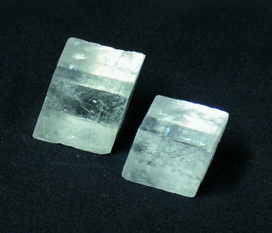1 Kalziumkarbonatkristalle (Calcit), kristallwassserfreie Kalziumkarbonate, kommen auch als Aragonit und Vaterit vor. Bilder: Arrhenius-Labor Universität Stockholm 1 Kalziumkarbonatkristalle (Calcit), kristallwassserfreie Kalziumkarbonate, kommen auch als Aragonit und Vaterit vor. Bilder: Arrhenius-Labor Universität Stockholm