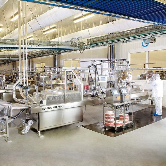 Multivac-Verpackungsmaschinen können zum Beispiel im gekühlten Weißraum einer Fleischwarenfabrik, im Reinraum eines Sterilgut-Produzenten und sogar an Deck eines Offshore-Fischtrawlers eingesetzt werden. Bilder: Multivac Multivac-Verpackungsmaschinen können zum Beispiel im gekühlten Weißraum einer Fleischwarenfabrik, im Reinraum eines Sterilgut-Produzenten und sogar an Deck eines Offshore-Fischtrawlers eingesetzt werden. Bilder: Multivac