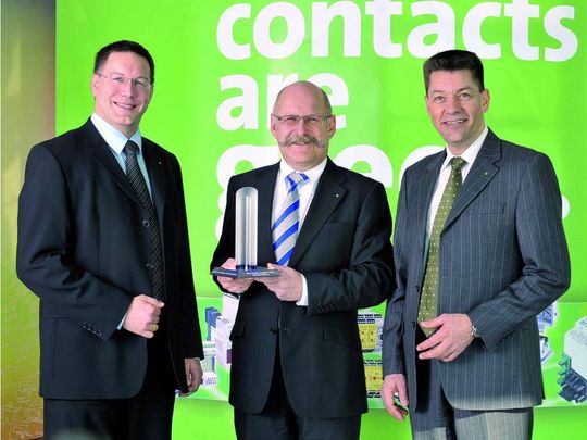 Dr. Andreas Rinn, Managementbeauftragter, Reiner Schilkowsky, Key Account Manager und John Paulsen, Vertriebsleiter Europa, alle Wieland Electric, freuen sich über die besondere Auszeichnung von Siemens als „Best Quality Supplier 2008“ (v.l.). Dr. Andreas Rinn, Managementbeauftragter, Reiner Schilkowsky, Key Account Manager und John Paulsen, Vertriebsleiter Europa, alle Wieland Electric, freuen sich über die besondere Auszeichnung von Siemens als „Best Quality Supplier 2008“ (v.l.).
