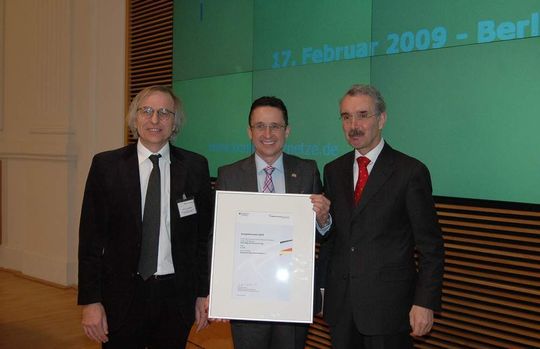 Staatssekretär Hartmut Schauerte (r.) und Prof. Jörg Sydow (l.) überreichten Dr. Hubert Steigerwald in Berlin die Urkunde als „Kompetenznetz 2009 – Nachhaltige Netzwerkentwicklung“. Staatssekretär Hartmut Schauerte (r.) und Prof. Jörg Sydow (l.) überreichten Dr. Hubert Steigerwald in Berlin die Urkunde als „Kompetenznetz 2009 – Nachhaltige Netzwerkentwicklung“.