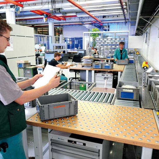 Über einen Kugelrollentisch ist der Verpackungsplatz an die Förderstrecke angebunden. Ein kurzer Rollenbahnentisch bietet Staukapazität für acht Behälter.Bilder: Lewa Über einen Kugelrollentisch ist der Verpackungsplatz an die Förderstrecke angebunden. Ein kurzer Rollenbahnentisch bietet Staukapazität für acht Behälter.Bilder: Lewa