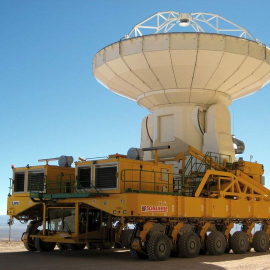 In Chiles Atakama-Wüste, einer rund 5000 m hoch gelegenen Ebene, transportieren zwei Spezialfahrzeuge Antennen für das vom European Southern Observatory (ESO) errichtete Antennenfeld. Bild: Scheuerle In Chiles Atakama-Wüste, einer rund 5000 m hoch gelegenen Ebene, transportieren zwei Spezialfahrzeuge Antennen für das vom European Southern Observatory (ESO) errichtete Antennenfeld. Bild: Scheuerle