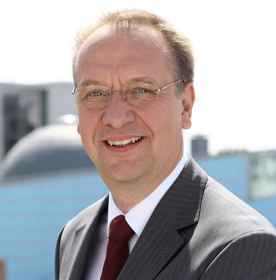 „In bestimmten Bereichen erreichen wir für den gesundheitlichen Verbraucherschutz mit dynamischen Minimierungsstrategien mehr als mit gesetzlich festgelegten Grenzwerten“, resümierte Dr. Helmut Tschiersky-Schöneburg, Präsident des BVL, über die Reduktion der Acrylamid-Gehalte. „In bestimmten Bereichen erreichen wir für den gesundheitlichen Verbraucherschutz mit dynamischen Minimierungsstrategien mehr als mit gesetzlich festgelegten Grenzwerten“, resümierte Dr. Helmut Tschiersky-Schöneburg, Präsident des BVL, über die Reduktion der Acrylamid-Gehalte.