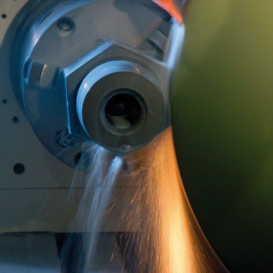 Das Unrundschleifen auf Universalrundschleifmaschinen hat sich rasant zum Stand der Technik entwickelt. In einigen Anwendungsbereichen hat Unrundschleifen das Erodieren und das Flachschleifen verdrängt, weil es die Fertigungszeiten verkürzt.Bilder: Studer Das Unrundschleifen auf Universalrundschleifmaschinen hat sich rasant zum Stand der Technik entwickelt. In einigen Anwendungsbereichen hat Unrundschleifen das Erodieren und das Flachschleifen verdrängt, weil es die Fertigungszeiten verkürzt.Bilder: Studer