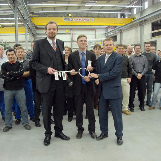 Generalplaner Armin Staib überreicht Andreas Fahl (Vertreter der Eigentümergesellschaft Armo GmbH) und Andreas von Kiparski (Geschäftsführer Flowserve Flow Control GmbH) den symbolischen Schlüssel für die neue Produktionshalle. V.l.n.r: Fahl, Staib, von Kiparski Generalplaner Armin Staib überreicht Andreas Fahl (Vertreter der Eigentümergesellschaft Armo GmbH) und Andreas von Kiparski (Geschäftsführer Flowserve Flow Control GmbH) den symbolischen Schlüssel für die neue Produktionshalle. V.l.n.r: Fahl, Staib, von Kiparski