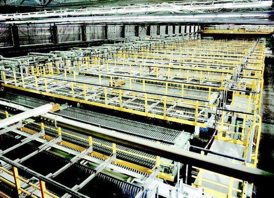 Paradebeispiel für eine bessere Energieeffizienz ist das bei der Chlor-Alkali-Elektrolyse zunehmend eingesetzte Membran-Verfahren. Hier der Blick in einen Zellensaal. Paradebeispiel für eine bessere Energieeffizienz ist das bei der Chlor-Alkali-Elektrolyse zunehmend eingesetzte Membran-Verfahren. Hier der Blick in einen Zellensaal.