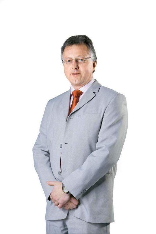 Tobias Schwörer, ... Bereichsleiter Konstruktion und Entwicklung bei Hermle. Tobias Schwörer, ... Bereichsleiter Konstruktion und Entwicklung bei Hermle.