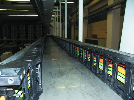 Erstmals wurde in der Industrieautomation eine Energiekette – das igus-System „E4/4“ – im Kurvenbereich eingesetzt, bei einem 45 m langen Verfahrweg. Für diese mutige Anwendung gewann Dipl.-Ing. Markus Domeier von der Güdel GmbH, Osterburken, den goldenen „vector“. Bilder: igus Erstmals wurde in der Industrieautomation eine Energiekette – das igus-System „E4/4“ – im Kurvenbereich eingesetzt, bei einem 45 m langen Verfahrweg. Für diese mutige Anwendung gewann Dipl.-Ing. Markus Domeier von der Güdel GmbH, Osterburken, den goldenen „vector“. Bilder: igus