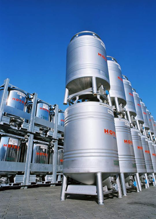 IBC schließen die Lücke zwischen Fass und Tankzug – und das nicht nur beim Transport, sondern auch bei der Lagerung. IBC schließen die Lücke zwischen Fass und Tankzug – und das nicht nur beim Transport, sondern auch bei der Lagerung.