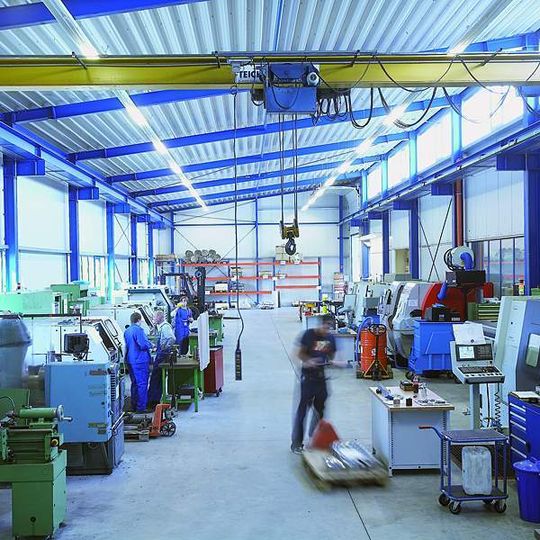 Mit zielgerichteter Planung lassen sich im Zuge von Restrukturierungen Fabrikstrukturen mit gerichteten Materialflüssen, kurzen Wegen und der Berücksichtigung von Erweiterungsmöglichkeiten schaffen. Bild: IPH Mit zielgerichteter Planung lassen sich im Zuge von Restrukturierungen Fabrikstrukturen mit gerichteten Materialflüssen, kurzen Wegen und der Berücksichtigung von Erweiterungsmöglichkeiten schaffen. Bild: IPH