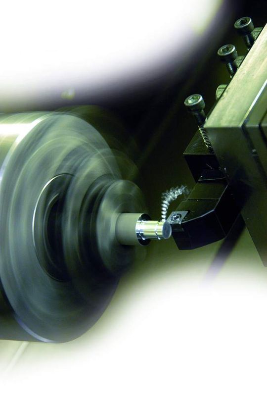 Werkzeuge mit Wiper-Geometrie können beim Drehen von partikelverstärkten Aluminiummatrix-Verbundwerkstoffen die Rauheit erheblich verringern. Die Schwankungen der Rauheit sowie ihr Anstieg sind mit zunehmendem Vorschub kleiner. Bild: TU Chemnitz Werkzeuge mit Wiper-Geometrie können beim Drehen von partikelverstärkten Aluminiummatrix-Verbundwerkstoffen die Rauheit erheblich verringern. Die Schwankungen der Rauheit sowie ihr Anstieg sind mit zunehmendem Vorschub kleiner. Bild: TU Chemnitz
