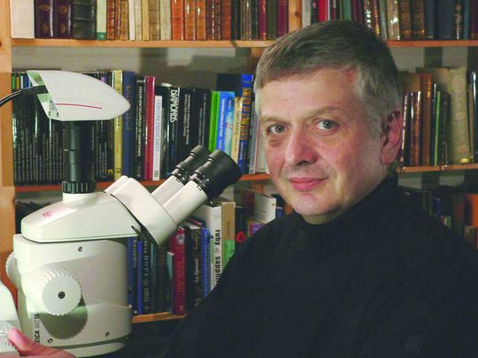 „Die Mikroskopie offenbart verborgene Schönheit“, sagt Michael Hügi, Dipl. Mineraloge und Gemmologe FGA, Schweizerische Gemmologische Gesellschaft. „Die Mikroskopie offenbart verborgene Schönheit“, sagt Michael Hügi, Dipl. Mineraloge und Gemmologe FGA, Schweizerische Gemmologische Gesellschaft.