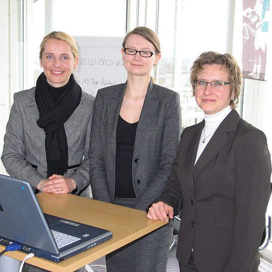 Kompetenz hoch drei (v.l.): Tanja Radl, Daria Lewczuk, Susanne Hierl informierten die rund 40 Rödl-Mandanten über Rechtsvorschriften bei Auslandsentsendungen. Bild: Steinmüller Kompetenz hoch drei (v.l.): Tanja Radl, Daria Lewczuk, Susanne Hierl informierten die rund 40 Rödl-Mandanten über Rechtsvorschriften bei Auslandsentsendungen. Bild: Steinmüller