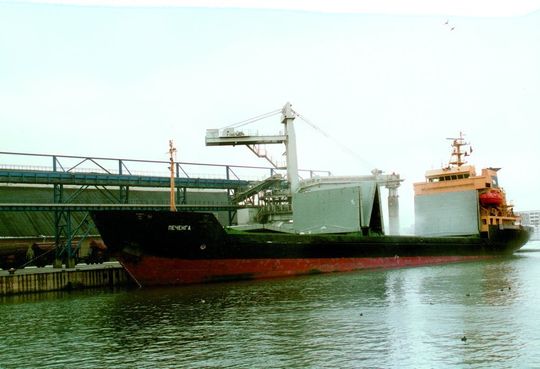 Im Seehafen Wismar wird der Schiffsbelader auf seinem 200 m langen Verfahrweg über eine in einem Edelstahlprofil verlaufende Energieführungskette mit Strom versorgt. Bild: Unruh Im Seehafen Wismar wird der Schiffsbelader auf seinem 200 m langen Verfahrweg über eine in einem Edelstahlprofil verlaufende Energieführungskette mit Strom versorgt. Bild: Unruh