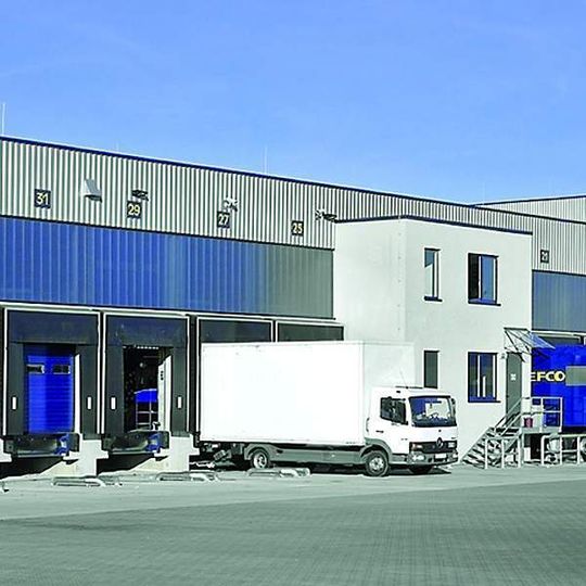 Heute sind Verladesysteme gefragt, die die Schnittstelle zwischen Lkw und Rampe gut abschotten und damit besonders in der kalten Jahreszeit Energie sparen helfen.Bild: Hörmann Heute sind Verladesysteme gefragt, die die Schnittstelle zwischen Lkw und Rampe gut abschotten und damit besonders in der kalten Jahreszeit Energie sparen helfen.Bild: Hörmann