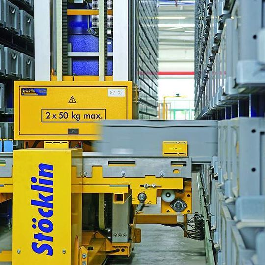 Weil die Ladebehälter in den Regalen des automatischen Kleinteilelagers von Bombardier keine horizontalen Auflageträger benötigen, konnte die Stellplatzkapazität im Gebäude deutlich gesteigert werden. Weil die Ladebehälter in den Regalen des automatischen Kleinteilelagers von Bombardier keine horizontalen Auflageträger benötigen, konnte die Stellplatzkapazität im Gebäude deutlich gesteigert werden.